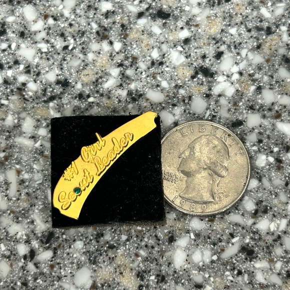 NUMBER #1 Girl Scout Leader Pin w/ Green Crystal Stone Gold-Tone - Picture 3 of 5